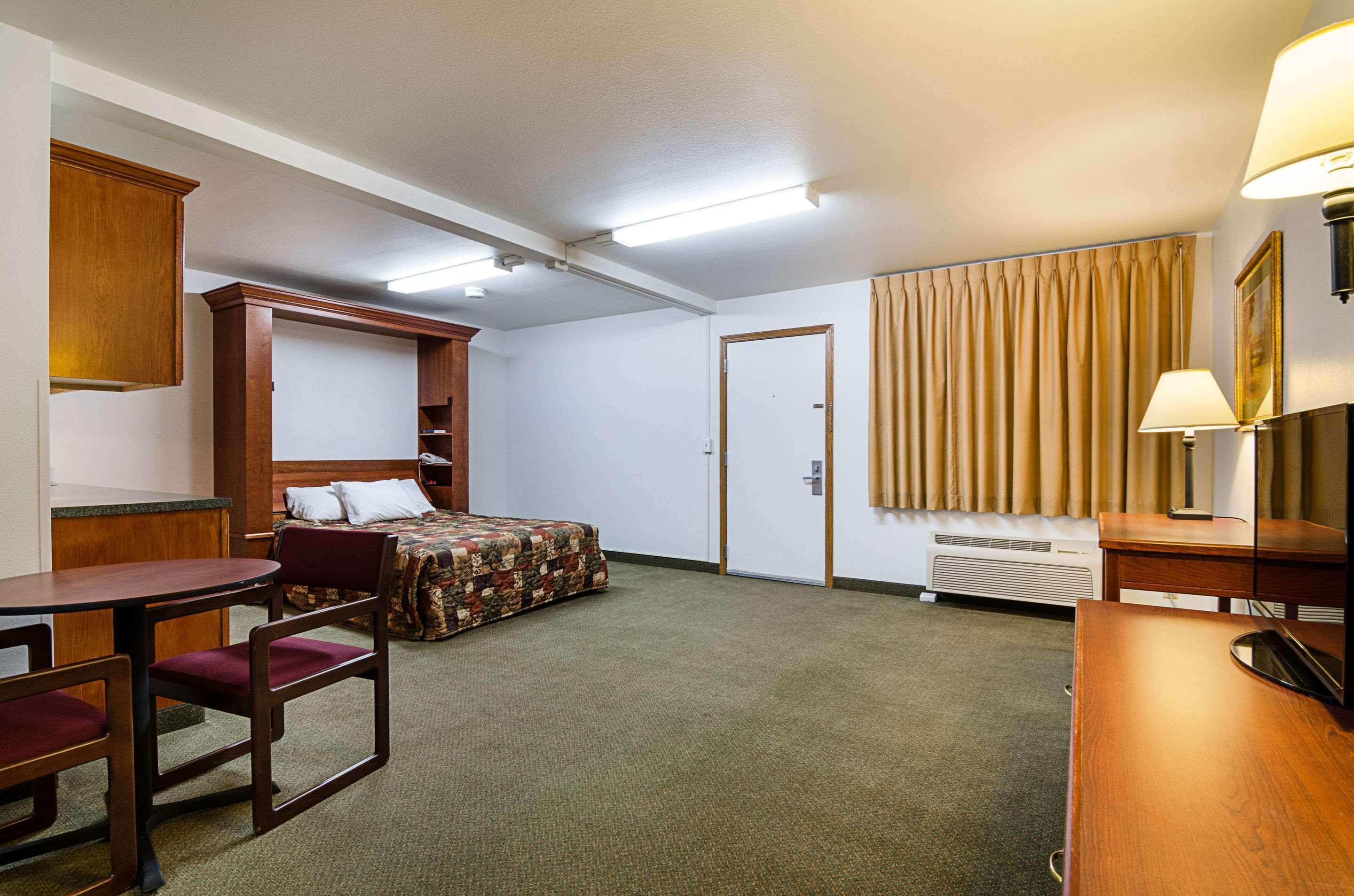Rodeway Inn Larned Εξωτερικό φωτογραφία
