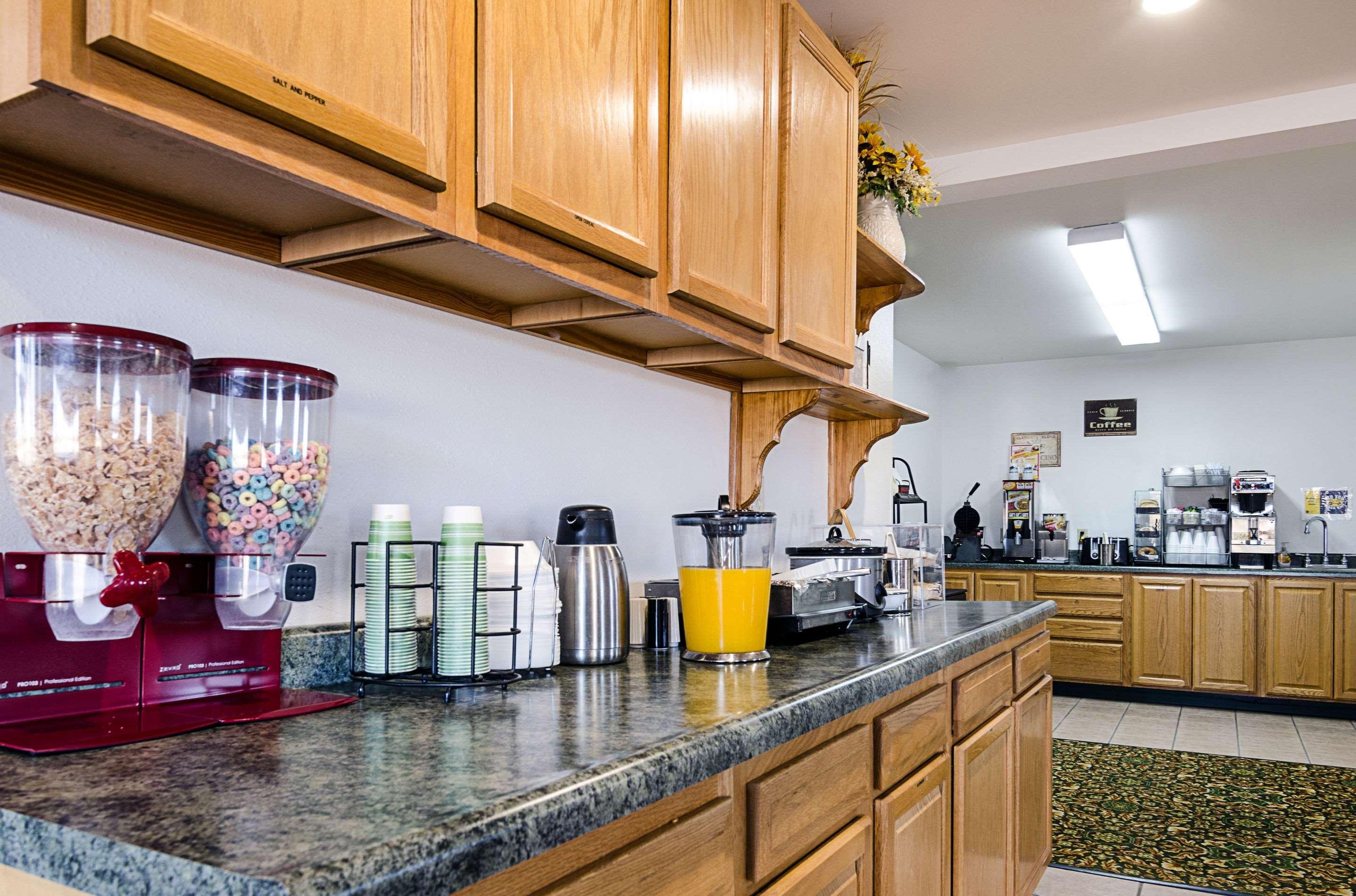 Rodeway Inn Larned Εξωτερικό φωτογραφία